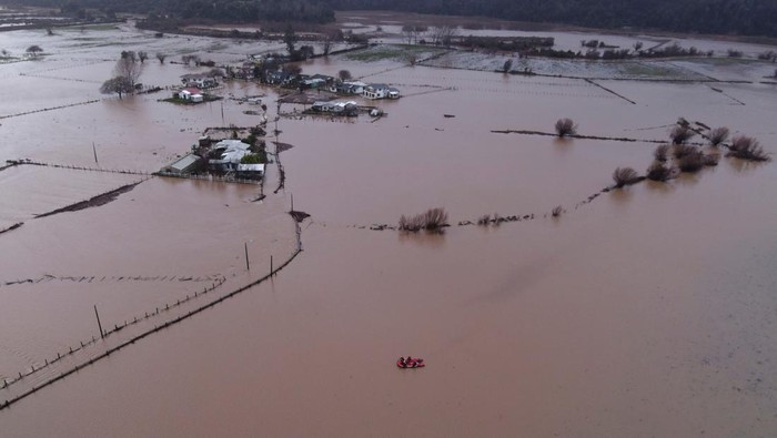 Banjir Bandang Rendam 6 Provinsi di Chile A drone view shows a flooded area affected by heavy rains in south-central Chile, in Ramadillas, Chile, June 13, 2024. REUTERS/Juan Gonzalez