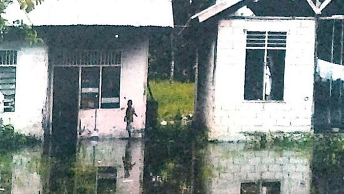 Banjir menerjang Distrik Iwaka, Mimika, Papua Tengah.