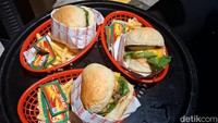 Kami tertarik memesan tiga menu andalannya. Yaitu ada Classic Burger Deluxe, Funky Burger Deluxe, dan The Burger Supreme yang menggugah selera. Foto: detikcom/Diah Afrilian