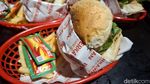 Yummy! Burger Jalapeno Enak Dijual Pakai Food Truck di Jaksel