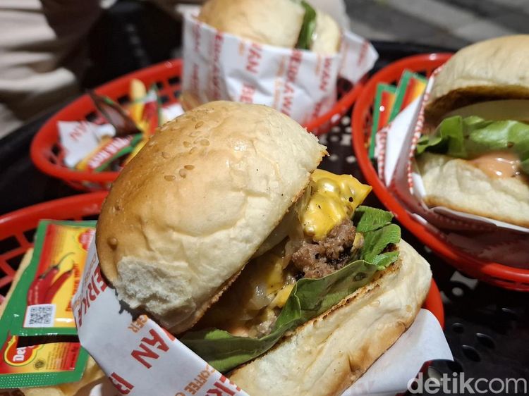 Yummy! Burger Jalapeno Enak Dijual Pakai Food Truck di Jaksel