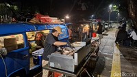 Ada dua bagian di Berkawan Burger n Coffee ini. Di dalam mobilnya ada area mini bar di sisi mobilnya ada dapur outdoor untuk memasak pesanan pelanggan. Foto: detikcom/Diah Afrilian
