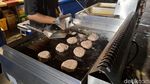Yummy! Burger Jalapeno Enak Dijual Pakai Food Truck di Jaksel