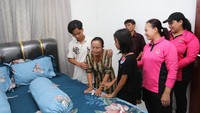 Warga menangis haru melihat rumahnya dalam kondisi lebih baik setelah dibedah Bhayangkari Polri. Tidak hanya bangunan, isi rumah pun turut diberikan. ( Polda Sumut)