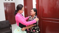 Warga memeluk Ernie Agung usai melihat rumahnya lebih baik. (Dok. Polda Sumut)