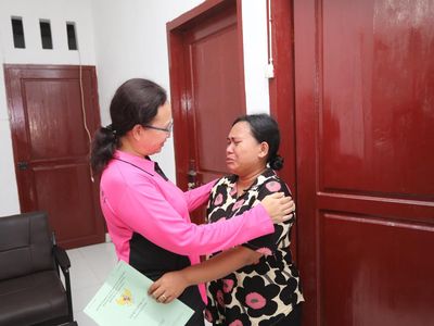 Tangis Bahagia Warga Lihat Rumah Usai Dibedah Bhayangkari