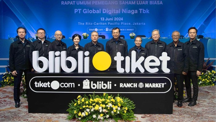 (Kiri ke kanan) Ronald Winardi-CFO, Eric Winarta-Chief Corporate Secretary & Investor Relations, Lisa Widodo-COO & Co-Founder, Kusumo Martanto-CEO & Co-Founder, Hendry-Chief Commercial Officer & Co-Founder, Andy Untono-Chief Investment and Subsidiaries Business.