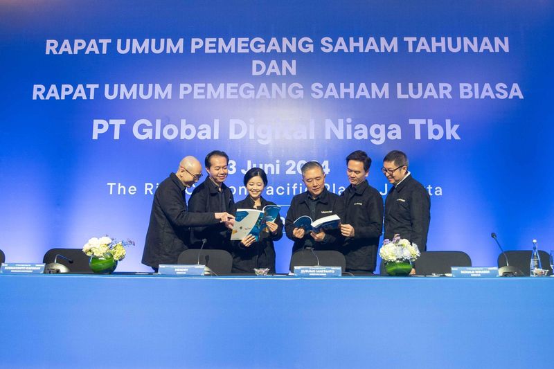 (Kiri ke kanan) Ronald Winardi-CFO, Eric Winarta-Chief Corporate Secretary & Investor Relations, Lisa Widodo-COO & Co-Founder, Kusumo Martanto-CEO & Co-Founder, Hendry-Chief Commercial Officer & Co-Founder, Andy Untono-Chief Investment and Subsidiaries Business.