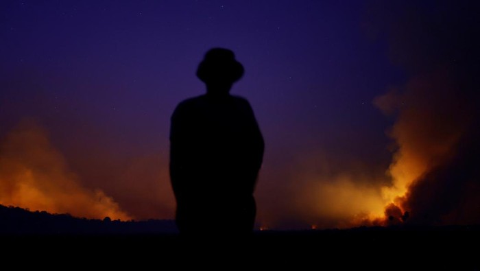 Smoke from a fire rises into the air in the Pantanal, the world's largest wetland, in Corumba, Mato Grosso do Sul state, Brazil, June 12, 2024. REUTERS/Ueslei Marcelino