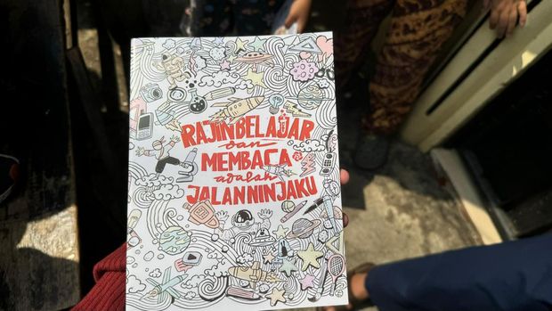 Buku yang dibagikan Kaesang ke anak-anak di Cempaka Putih