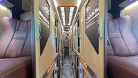 Total ada 18 kursi yang disiapkan oleh PO Juragan 99 Trans. Masing-masing bus dilengkapi dengan sasis Mercedes-Benz 1626 Air Suspension untuk melayani penumpang di rute baru tersebut. (dok. Juragan 99 Trans)