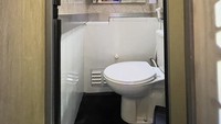 Bus ini juga punya toilet yang dirancang menggunakan septic tank khusus, sehingga bisa digunakan untuk buang air besar, dimana bus Juragan 99 Trans adalah satu-satunya yang memiliki fasilitas ini (dok. Juragan 99 Trans)