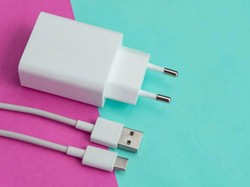 Tak Cabut Charger dari Colokan Listrik, Ini Bahayanya