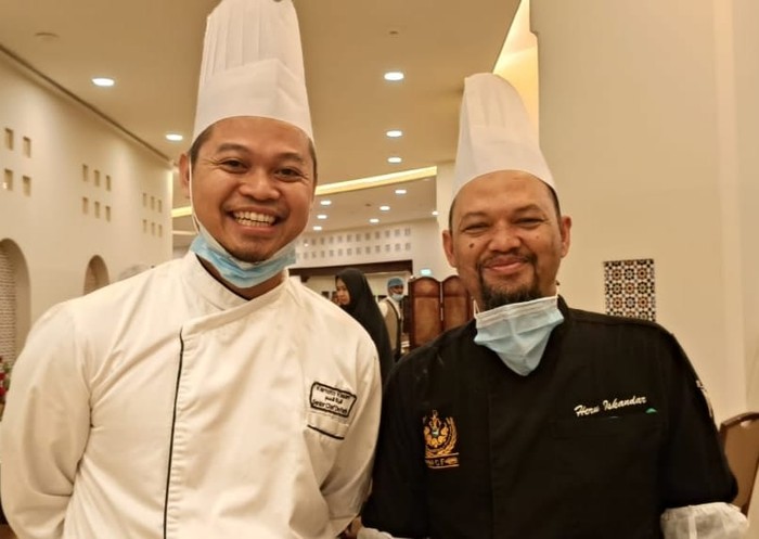 Chef Karnoto Kasam (putih) dan Heru Iskandar (hitam)