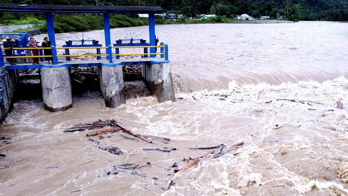 Foto aerial debit air yang naik di bendungan Alale di Suwawa, Kabupaten Bone Bolango, Gorontalo, Jumat (14/6/2024). Badan Penanggulangan Bencana Daerah (BPBD) Kabupaten Bone Bolango melalui surat keputusan Bupati Bone Bolango mengeluarkan siaga darurat bencana seiring peningkatan intensitas hujan yang melanda dan menimbulkan potensi banjir dan tanah longsor di sejumlah wilayah di daerah tersebut. ANTARA FOTO/Adiwinata Solihin/foc.