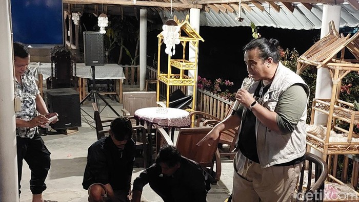 Deden Lesmana dan Nugi saat memberikan materi pertanian kepada sejumlah anggota Polresta Cirebon jelang masa purna.