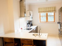 10 Warna Lantai Keramik yang Bikin Dapur Terlihat Lebih Lega