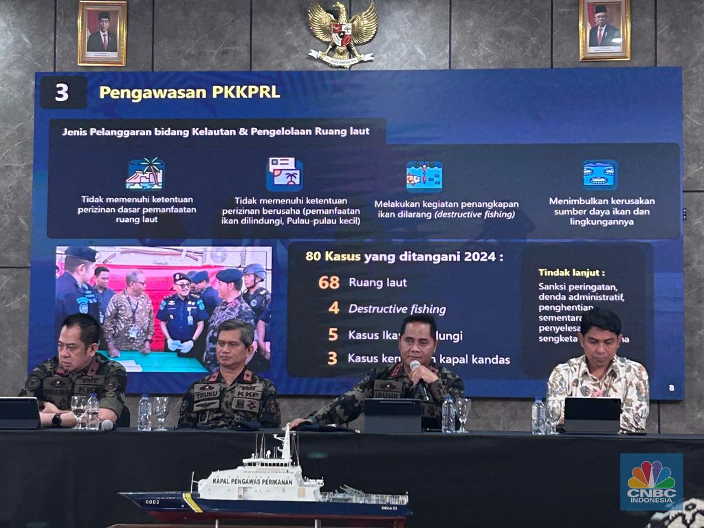 Dirjen PSDKP Pung Nugroho Santoso (ketiga dari kiri), Direktur Penanganan Pelanggaran, Dirjen PSDKP Teuku Elvitrasyah, Direktur Pengawasan Sumber Daya Perikanan Dirjen PSDKP Drama Panca Putra. (CNBC Indonesia/Zefanya Aprillia)