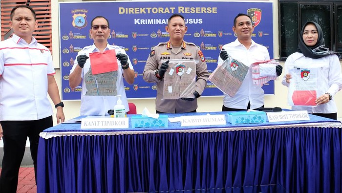 Dit Reskrimsus Polda Kalsel saat merilis kasus korupsi yang melibatkan Kadis PUPR Tanah Bumbu.