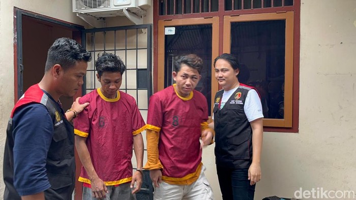Dua tukang pakir di Jambi ditangkap polisi usai bobol rumah warga.
