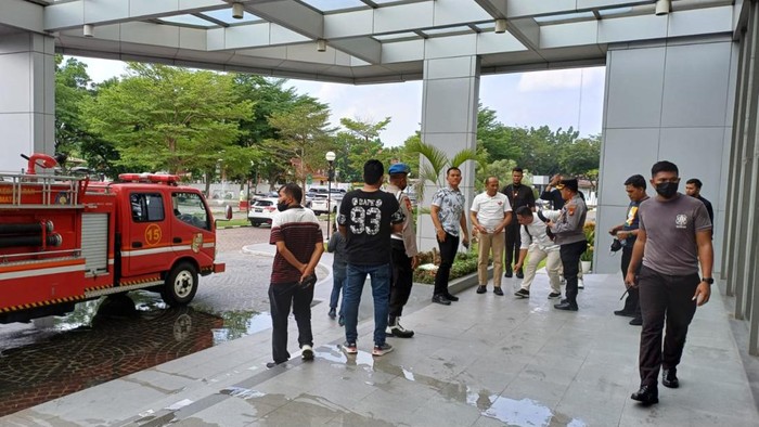 Polisi dan damkar saat cek lokasi (Dok Polresta Pekanbaru).