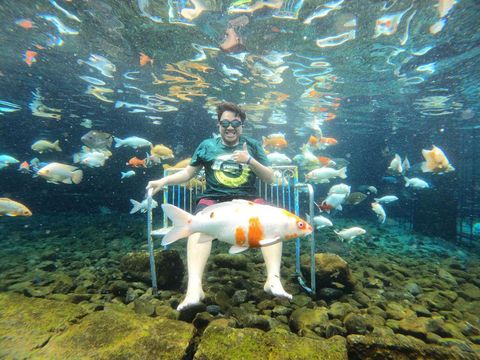 Foto Underwater di Umbul Ponggok.