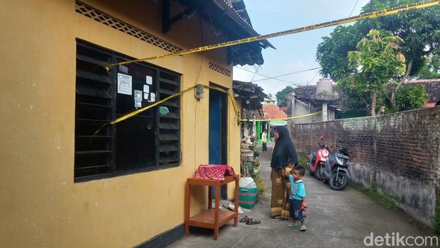 Garis polisi di rumah korban pencurian dan nenek yang tewas di Delanggu, Klaten.