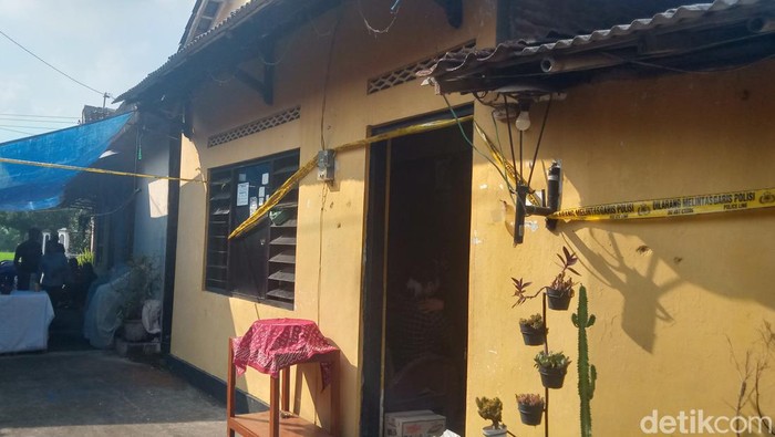 Garis polisi di rumah korban pencurian dan nenek yang tewas di Delanggu, Klaten.
