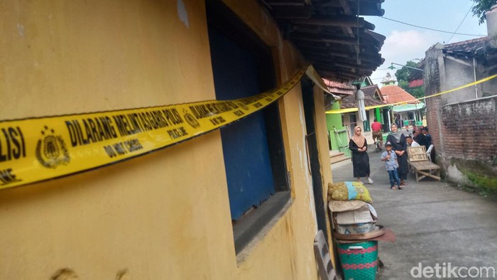 Garis polisi di rumah korban pencurian dan nenek yang tewas di Delanggu, Klaten.