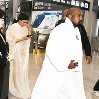 Hanya sehari tampil tertutup, gaya Bianca di Jepang kembali ke penampilan buka-bukaan. Wanita 29 tahun itu terlihat memakai pakaian minim saat berbelanja di Tokyo bersama Kanye West. Foto: Jun Sato/WireImage