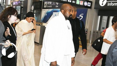 Foto: Bianca Censori Tampil Tertutup Sebelum Bergaya Vulgar Lagi di Jepang