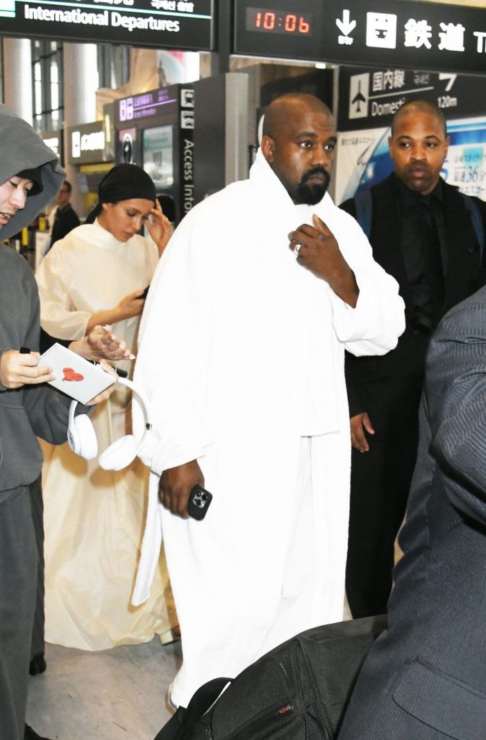Gaya Kanye West dan Bianca Censori di Tokyo NARITA, JAPAN - JUNE 09: Bianca Censori and Kanye West are seen upon arrival at Narita International Airport on June 09, 2024 in Narita, Japan. (Photo by Jun Sato/WireImage)