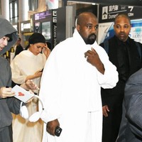 Penampilan istri Kanye West, Bianca Censori, kembali jadi sensasi. Kali ini saat berada di Tokyo, Jepang, Bianca mengenakan busana yang mengekspos bokongnya. Foto: Jun Sato/WireImage