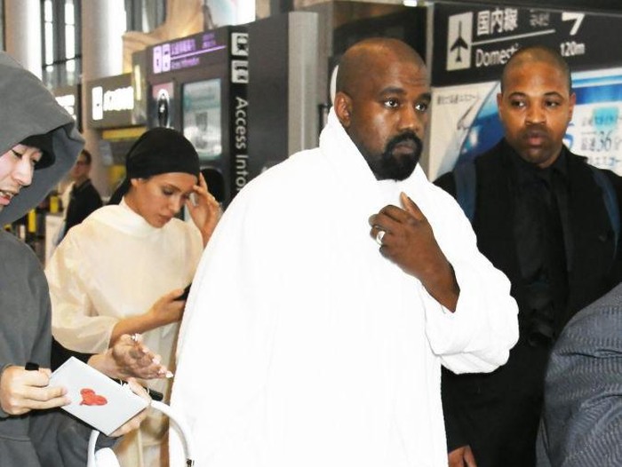Gaya Kanye West dan Bianca Censori di Tokyo NARITA, JAPAN - JUNE 09: Bianca Censori and Kanye West are seen upon arrival at Narita International Airport on June 09, 2024 in Narita, Japan. (Photo by Jun Sato/WireImage)