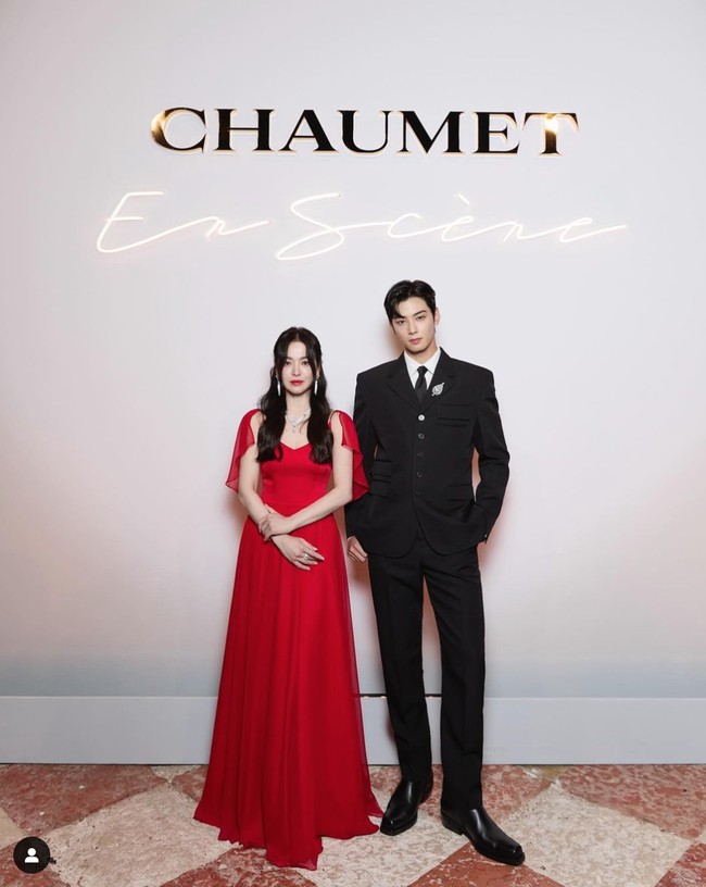 Inilah momen Song Hye Kyo dan Cha Eun Woo bersanding di red carpet. Keduanya menjadi tamu spesial untuk mengikuti gala dinner sekaligus peluncuran koleksi perhiasan terbaru Chaumet, High Jewelry. Foto: dok. Instagram @kyo1122