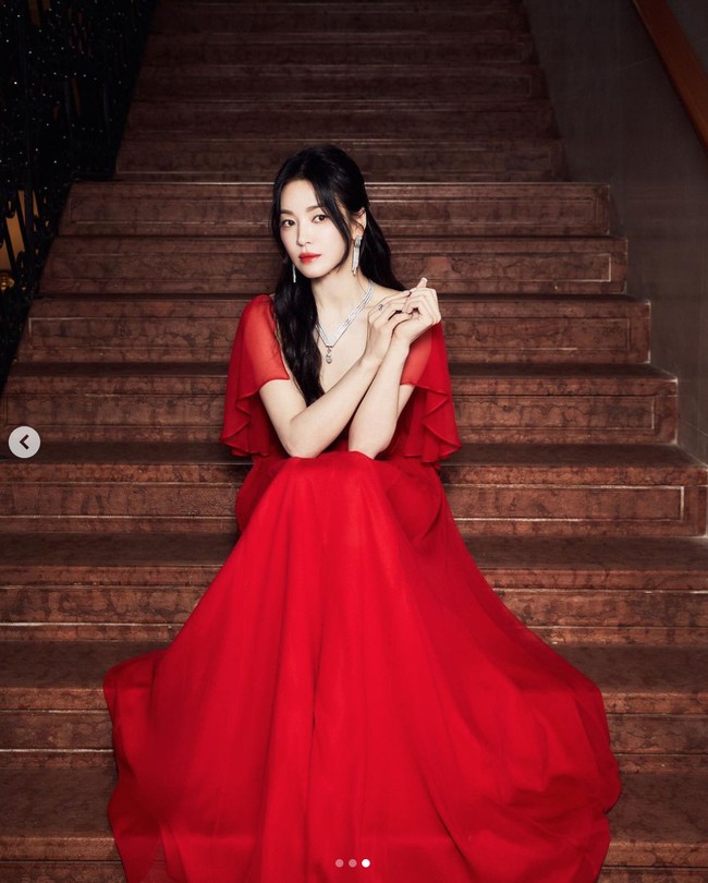 Penampilan Song Hye Kyo dilengkapi dengan koleksi perhiasan mewah Chaumet. Foto: dok. Instagram @kyo1122