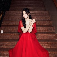 Penampilan Song Hye Kyo dilengkapi dengan koleksi perhiasan mewah Chaumet. Foto: dok. Instagram @kyo1122