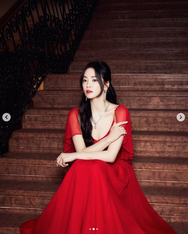 Aktris 42 tahun itu memancarkan pesonanya yang tidak lekang oleh waktu. Foto: dok. Instagram @kyo1122