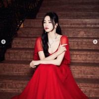 Aktris 42 tahun itu memancarkan pesonanya yang tidak lekang oleh waktu. Foto: dok. Instagram @kyo1122