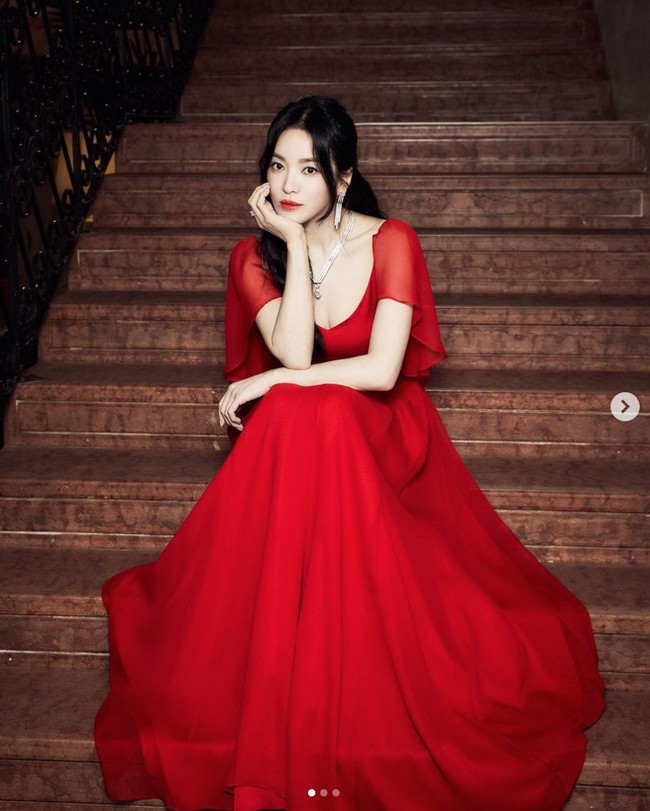 Lewat akun Instagram @kyo1122, Kamis (13/6/2024), Song Hye Kyo membagikan penampilannya yang menyihir para penggemar. Foto tersebut diabadikan fotografer pribadi Song Hye Kyo, Lee Sang Hun yang ikut terbang ke Venesia, Italia. Foto: dok. Instagram @kyo1122