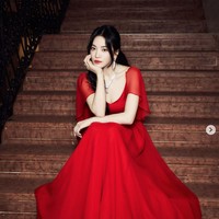 Lewat akun Instagram @kyo1122, Kamis (13/6/2024), Song Hye Kyo membagikan penampilannya yang menyihir para penggemar. Foto tersebut diabadikan fotografer pribadi Song Hye Kyo, Lee Sang Hun yang ikut terbang ke Venesia, Italia. Foto: dok. Instagram @kyo1122