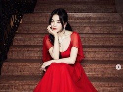 7 Gaya Song Hye Kyo Bergaun Merah di Acara Chaumet, Ketemu Cha Eun Woo