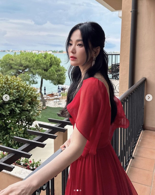 Sebelumnya pada Selasa (11/6/2024) waktu setempat, Song Hye Kyo telah menghadiri acara awal Chaumet dalam balutan setelan jas dan gaun berwarna putih. Acara itu menjadi ajang reuni Song Hye Kyo dan Cha Eun Woo, sebagai brand ambassador Chaumet dari Korea Selatan. Foto: dok. Instagram @kyo1122