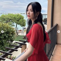 Sebelumnya pada Selasa (11/6/2024) waktu setempat, Song Hye Kyo telah menghadiri acara awal Chaumet dalam balutan setelan jas dan gaun berwarna putih. Acara itu menjadi ajang reuni Song Hye Kyo dan Cha Eun Woo, sebagai brand ambassador Chaumet dari Korea Selatan. Foto: dok. Instagram @kyo1122