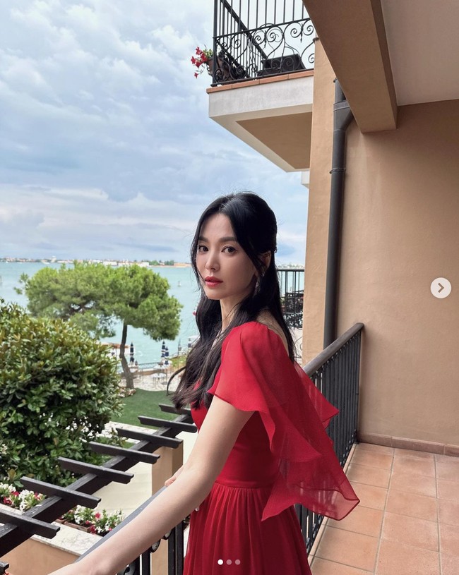 Song Hye Kyo kembali menghadiri acara merek perhiasan Chaumet di Italia. Saat ikut gala dinner, sang aktris tampil anggun memakai flowy dress berwarna merah. Foto: dok. Instagram @kyo1122