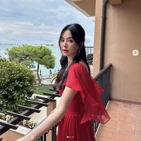 Song Hye Kyo kembali menghadiri acara merek perhiasan Chaumet di Italia. Saat ikut gala dinner, sang aktris tampil anggun memakai flowy dress berwarna merah. Foto: dok. Instagram @kyo1122