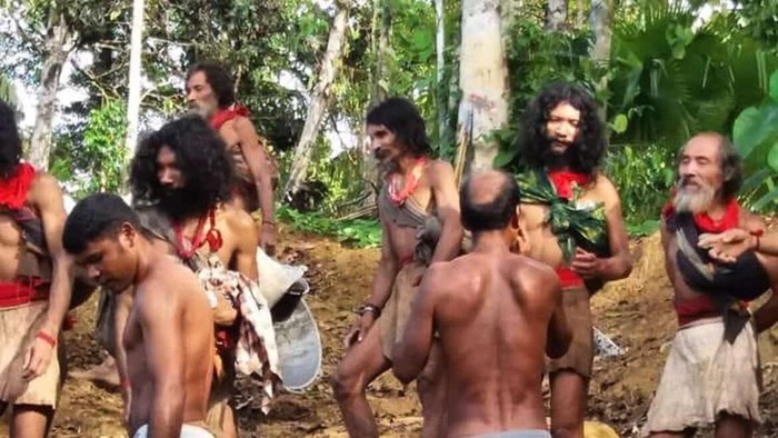 Viral video pedalaman di Indonesia yang meminta makanan ke pekerja tambang di sekitar wilayah mereka. Media luar pun menyoroti kejadian ini.
