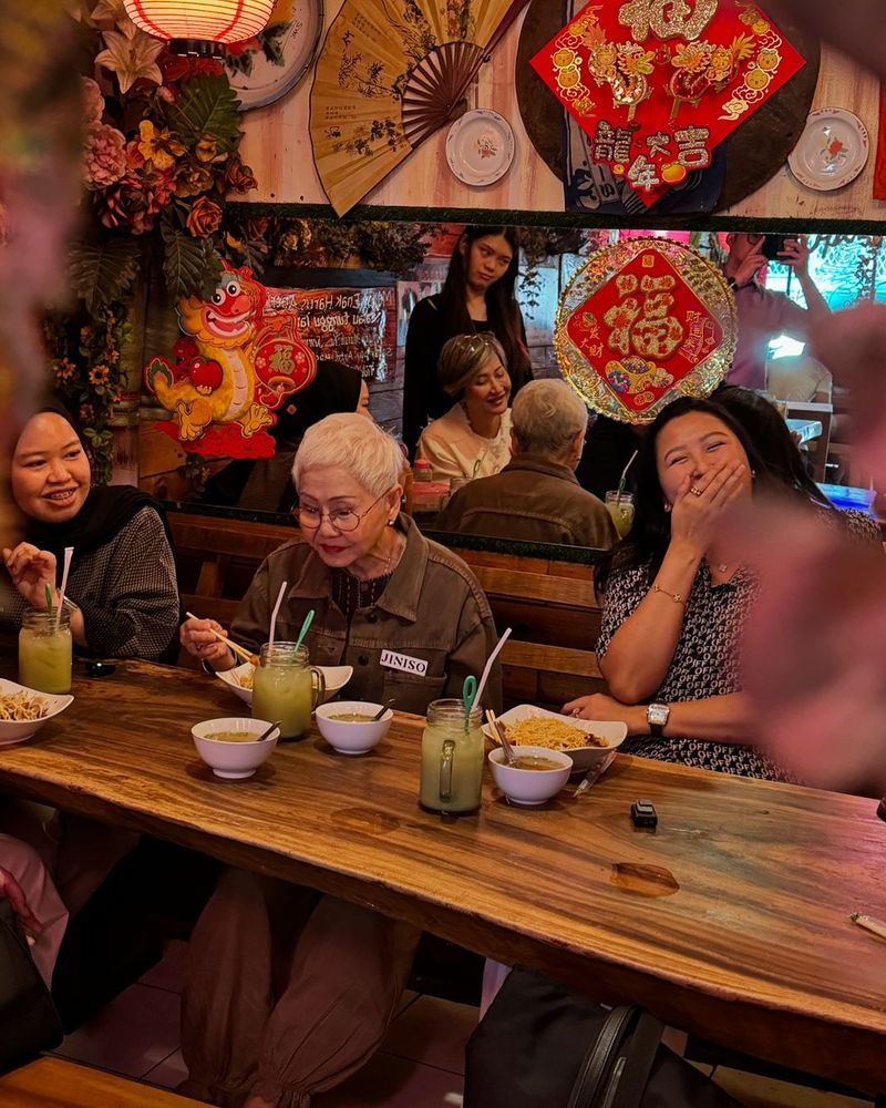 Ini Reaksi Amah 'How to Make Millions Before Grandma Dies' saat Cicip Bakmi di Jakarta