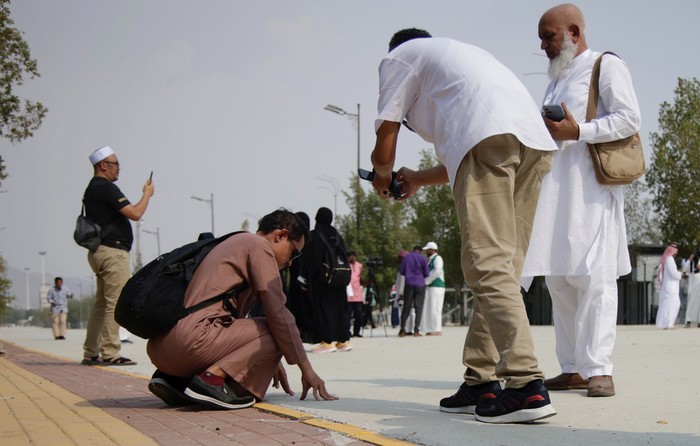 MAKKAH, 14 Jun --  Sekumpulan wakil media antarabangsa diberi taklimat  serta merasai sendiri kelembutan ketika memijak laluan khas untuk jemaah haji bagi tahun 1445H/2024, laluan pejalan kaki sepanjang 1,000 meter dan lebar 15 meter itu dibina daripada bahan campuran terdiri daripada bitumen, asfalt dan getah yang menjadikan permukaan laluan itu fleksibel dan selesa.

Laluan lantai fleksibel yang dibangunkan oleh Kementerian Pengangkutan bagi Operasi dan Penyelenggaraan Jalan Arab Saudi, menghubungkan Arafah dan Muzdalifah untuk kemudahan jemaah haji terutamanya warga emas. pihaknya sedang berusaha untuk menambah baik produk baharu (walkway) dari semasa ke semasa dan berharap laluan pejalan kaki yang sama dapat diperluaskan untuk menghubungkan Muzdalifah dan Mina pada masa akan datang untuk keselesaan jemaah.

Lawatan itu adalah sebahagian daripada program yang dihadiri 21 wartawan dan jurugambar daripada 10 agensi berita yang membuat liputan musim haji tahun ini atas jemputan Agensi Akhbar Saudi (SPA).