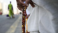 Jemaah haji Indonesia berdzikir sembari menunggu kedatangan bus yang akan membawanya menuju Arafah.  